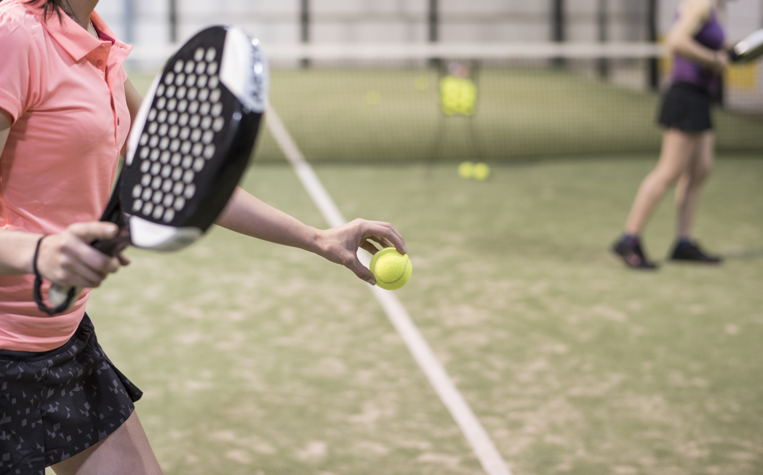 Comment bien servir au padel : règles, services et conseils