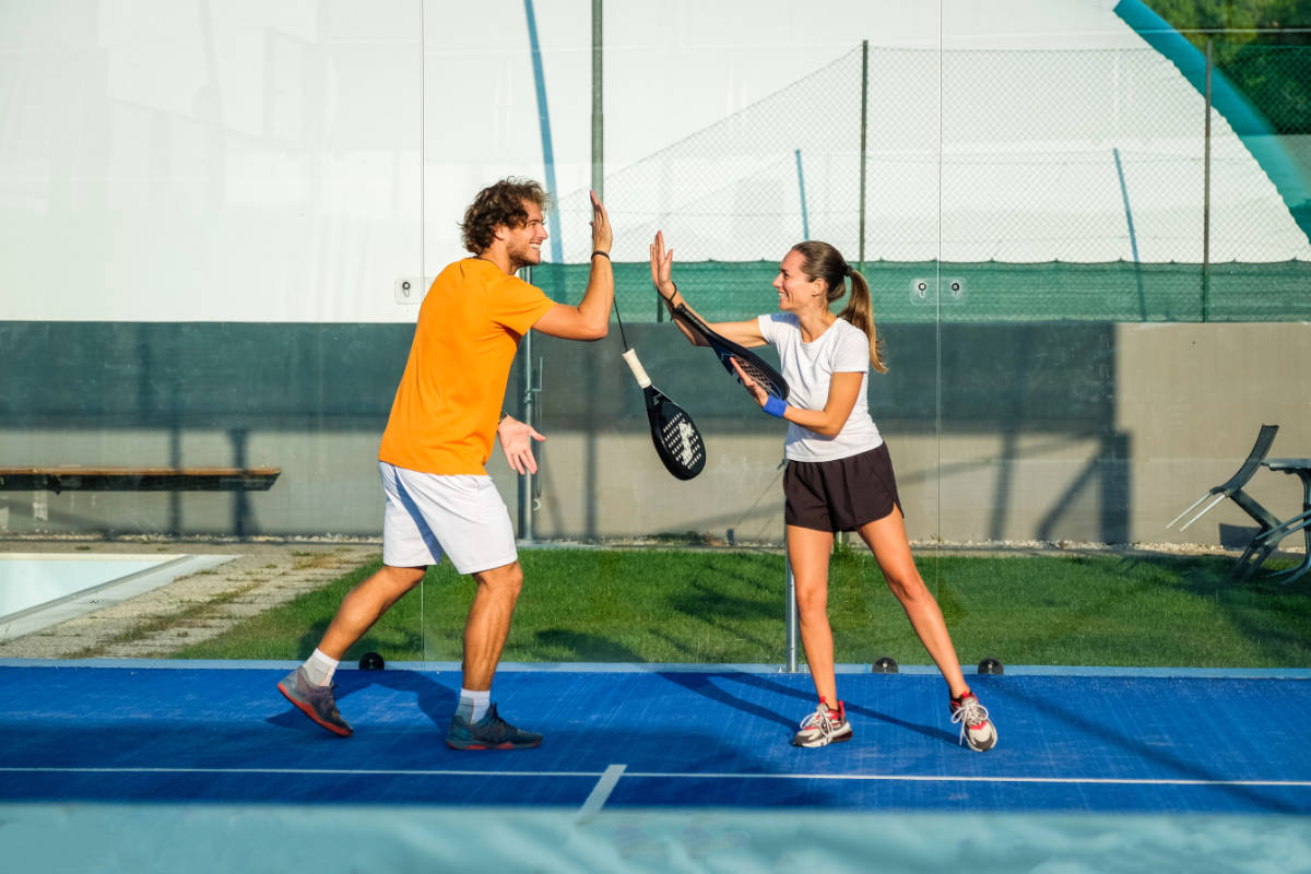 Jouer au padel : gauche ou droite, quel poste est fait pour vous ?
